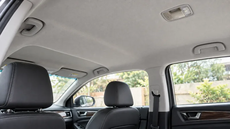 Forro de teto automotivo após reforma
